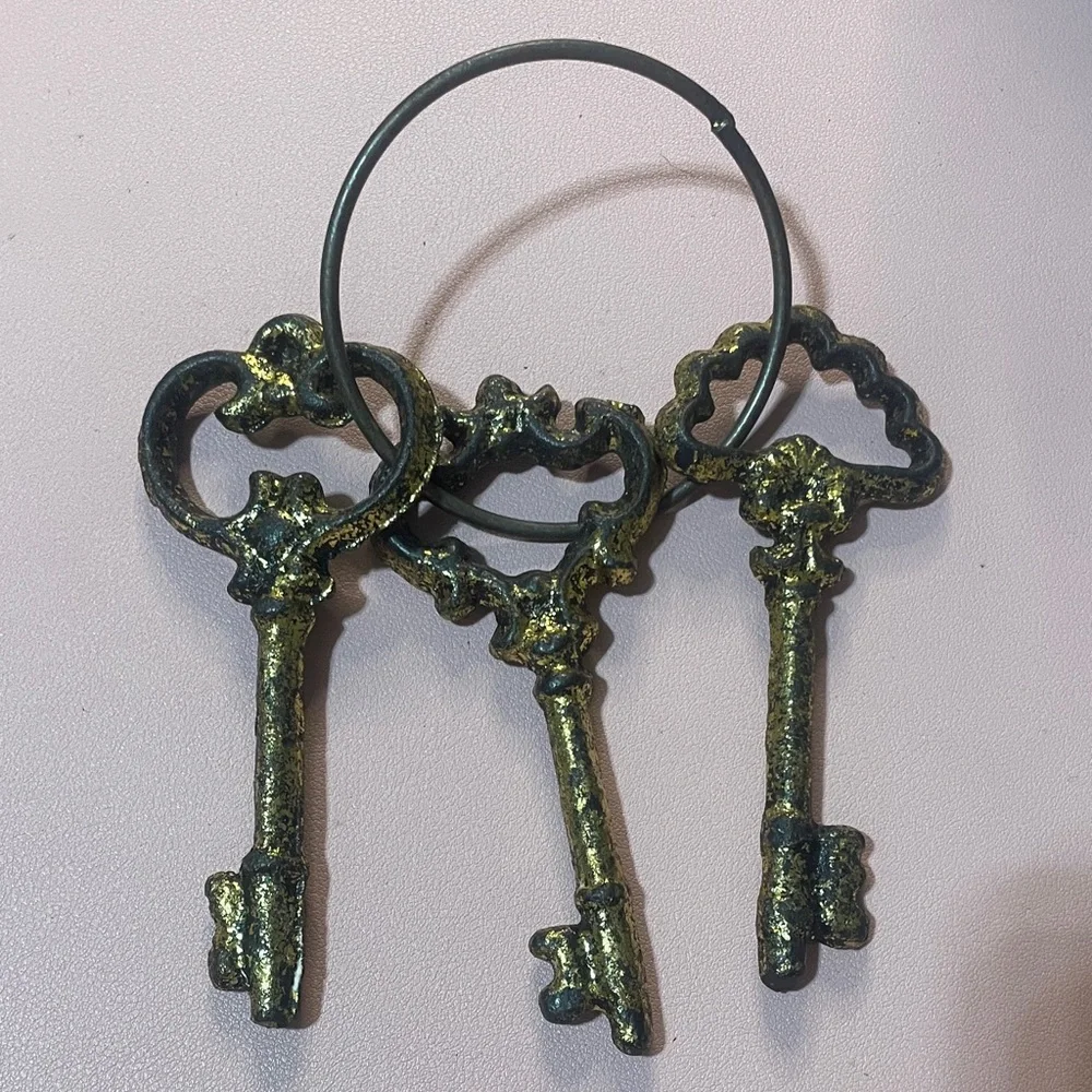 Antique-Style Decorative Wall Keys in Black and Gold - Home Wall Decor